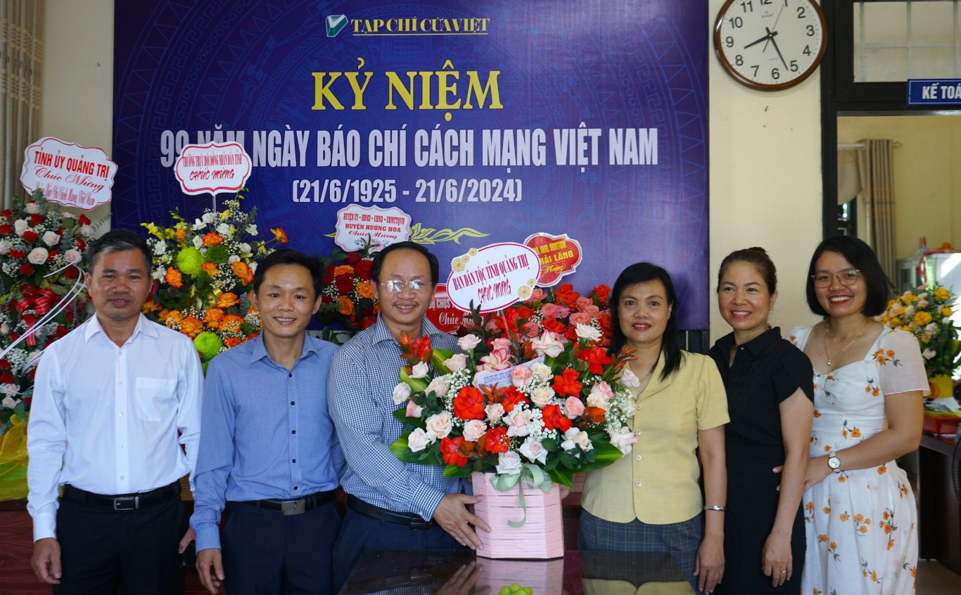 Ban D&acirc;n tộc tỉnh tặng hoa ch&uacute;c mừng